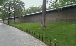 Passage couvert en pierre avec l'arbre et mur de briques dans Green Park image stock Passage couvert en pierre avec l'arbre et mur de briques dans Green Park image stock