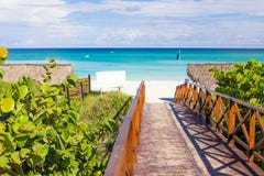 Passage couvert menant à la plage de Varadero au Cuba photo libre de droits Passage couvert menant à la plage de Varadero au Cuba photo libre de droits