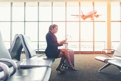 Passageiro asiático das mulheres do negócio que usa o móbil fotos de stock Passageiro asiático das mulheres do negócio que usa o móbil fotos de stock