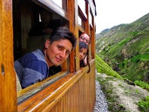 Passageiros do trem do turista em Alausi, Equador fotografia de stock Passageiros do trem do turista em Alausi, Equador fotografia de stock