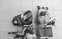 Passageiros na estação de trem central ou Hauptbahnhof em Berlim, Alemanha imagens de stock Passageiros na estação de trem central ou Hauptbahnhof em Berlim, Alemanha imagens de stock