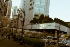 Passagem de nível com o trem do trem que passa completamente no Tóquio, Japão imagens de stock Passagem de nível com o trem do trem que passa completamente no Tóquio, Japão imagens de stock