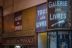 Passagem Vivienne do schild da biblioteca em Paris fotografia de stock Passagem Vivienne do schild da biblioteca em Paris fotografia de stock