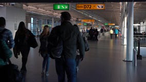 passagerare 4K går för tagande flyget i Amsterdam den internationella flygplatsen arkivfilmer passagerare 4K går för tagande flyget i Amsterdam den internationella flygplatsen arkivfilmer
