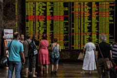 Passagerare som ser de elektroniska avvikelserna och ankomsterna, stiger ombord i den huvudsakliga drevstationen av Kiev royaltyfria bilder Passagerare som ser de elektroniska avvikelserna och ankomsterna, stiger ombord i den huvudsakliga drevstationen av Kiev royaltyfria bilder