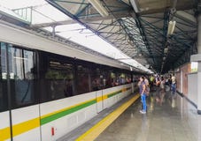 Passagerare som stiger ombord ett drev av den Medellin tunnelbanan på den industriella stationen arkivfoto Passagerare som stiger ombord ett drev av den Medellin tunnelbanan på den industriella stationen arkivfoto