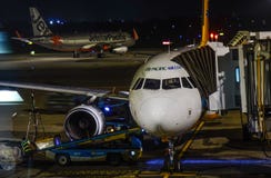 Passagerareflygplan på nattflygplatsen arkivfoto Passagerareflygplan på nattflygplatsen arkivfoto