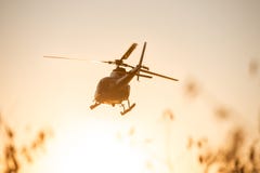 Passagerarehelikopterflyg i solnedgånghimmel Fotografering för Bildbyråer Passagerarehelikopterflyg i solnedgånghimmel Fotografering för Bildbyråer