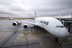 Passagers de attente d'avions de Qantas image libre de droits Passagers de attente d'avions de Qantas image libre de droits