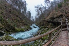 Passaggio pedonale di legno alla gola di Vintgar fotografia stock libera da diritti Passaggio pedonale di legno alla gola di Vintgar fotografia stock libera da diritti