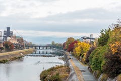 Passaggio pedonale pubblico accanto al fiume per il rilassamento quando l'autunno sta venendo nell'area di Gion, città di Kyoto, Immagini Stock Libere da Diritti Passaggio pedonale pubblico accanto al fiume per il rilassamento quando l'autunno sta venendo nell'area di Gion, città di Kyoto, Immagini Stock Libere da Diritti