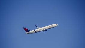 Passagier-Flugzeuge in Delta Airlines-Livree Boeing 767 stockfotografie Passagier-Flugzeuge in Delta Airlines-Livree Boeing 767 stockfotografie