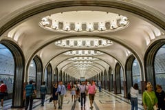 Passagiere und Touristen an der Mayakovskaya-Metrostation stockfoto Passagiere und Touristen an der Mayakovskaya-Metrostation stockfoto