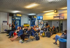 Passagiers die bij internationale luchthaven wachten royalty-vrije stock foto Passagiers die bij internationale luchthaven wachten royalty-vrije stock foto