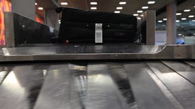 Passagiers die op hun bagage in luchthaven wachten Passagiers die op hun bagage in luchthaven wachten