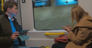 Passagiers van de Metro van Stockholm met Gadgets stock video Passagiers van de Metro van Stockholm met Gadgets stock video