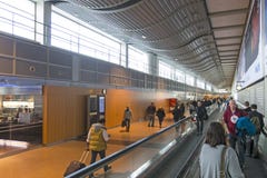 Passagiershaast aan de poort na veiligheidscontrole vroege ochtend i Stock Foto Passagiershaast aan de poort na veiligheidscontrole vroege ochtend i Stock Foto