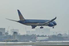 Passagiersvliegtuig die bij de luchthaven landen royalty-vrije stock afbeeldingen Passagiersvliegtuig die bij de luchthaven landen royalty-vrije stock afbeeldingen