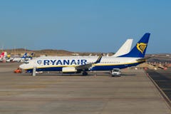 Passagiersvliegtuig die van Ryanair zich op baan klaar voor baord bevinden royalty-vrije stock foto Passagiersvliegtuig die van Ryanair zich op baan klaar voor baord bevinden royalty-vrije stock foto