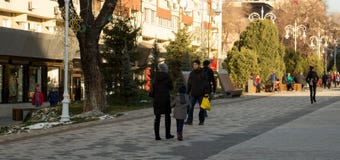 Passants, homme barbu, femme avec l'enfant photographie stock Passants, homme barbu, femme avec l'enfant photographie stock