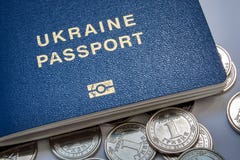 Passaporte ucraniano e moedas novas fotos de stock Passaporte ucraniano e moedas novas fotos de stock