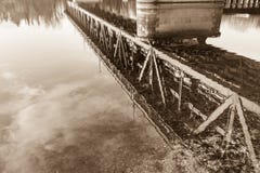 Passe a ponte para trens, pedestres e carros, refletidos na água, rio Ticino, Itália fotos de stock Passe a ponte para trens, pedestres e carros, refletidos na água, rio Ticino, Itália fotos de stock