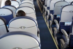 Passeggero dentro l'aeroplano vuoto a metà interno grigio della finestra dell'oblò di problema del salone di volo della cabina immagine stock Passeggero dentro l'aeroplano vuoto a metà interno grigio della finestra dell'oblò di problema del salone di volo della cabina immagine stock