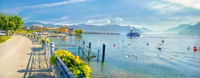 Passeggia e la vista del lago geneva nella città di Vevey Cantone del Canton Vaud, interruttore Fotografie Stock Passeggia e la vista del lago geneva nella città di Vevey Cantone del Canton Vaud, interruttore Fotografie Stock