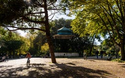 Passeggiata e bambini della gente che guidano le bici in Jardim da Estrela, Lisbona - Portogallo immagini stock libere da diritti Passeggiata e bambini della gente che guidano le bici in Jardim da Estrela, Lisbona - Portogallo immagini stock libere da diritti