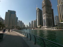 Passeio de passeio no porto de Dubai com vista da skyline, das construções e do iate imagem de stock Passeio de passeio no porto de Dubai com vista da skyline, das construções e do iate imagem de stock