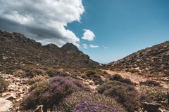 Passeio nas montanhas Caminhada e rotas do turista na ilha da Creta, Grécia Maneira à praia famosa de Balos em um quente foto de stock royalty free Passeio nas montanhas Caminhada e rotas do turista na ilha da Creta, Grécia Maneira à praia famosa de Balos em um quente foto de stock royalty free