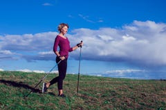 Passeio nórdico, exercício, aventura, caminhando o conceito - um hik da mulher imagens de stock Passeio nórdico, exercício, aventura, caminhando o conceito - um hik da mulher imagens de stock