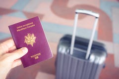 Passeport und Gepäck vor Abfahrt Reisedokument lizenzfreie stockfotos Passeport und Gepäck vor Abfahrt Reisedokument lizenzfreie stockfotos