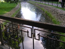 Passerelle au-dessus du canal R?gion de paysage dans les rayons du coucher de soleil images stock Passerelle au-dessus du canal R?gion de paysage dans les rayons du coucher de soleil images stock
