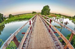 Passerelle en bois au-dessus du petit fleuve image libre de droits Passerelle en bois au-dessus du petit fleuve image libre de droits