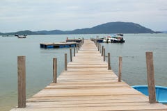 Passerelle en bois sur la plage photo libre de droits Passerelle en bois sur la plage photo libre de droits