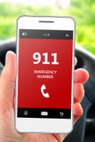 Passi il numero di emergenza del telefono cellulare 911 della tenuta in automobile immagine stock libera da diritti Passi il numero di emergenza del telefono cellulare 911 della tenuta in automobile immagine stock libera da diritti