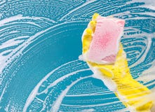 Passi il vetro di finestra di vetro di pulizia con il detersivo e pulisca o pulisca immagini stock libere da diritti Passi il vetro di finestra di vetro di pulizia con il detersivo e pulisca o pulisca immagini stock libere da diritti