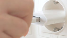 Passi l'adattatore ed il cavo del caricatore del usb della spina nella presa a muro Passi l'adattatore ed il cavo del caricatore del usb della spina nella presa a muro