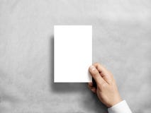 Passi la tenuta del modello verticale bianco in bianco dell'aletta di filatoio della cartolina fotografie stock Passi la tenuta del modello verticale bianco in bianco dell'aletta di filatoio della cartolina fotografie stock