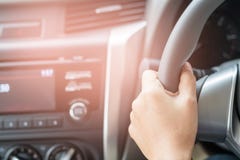 Passi la tenuta del volante del ` s dell'automobile fotografia stock libera da diritti Passi la tenuta del volante del ` s dell'automobile fotografia stock libera da diritti