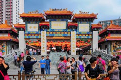 Passionnés et visiteurs chez Wong Tai Sin Temple à Hong Kong Passionnés et visiteurs chez Wong Tai Sin Temple à Hong Kong