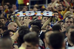 Passionés du football avec des écharpes images libres de droits Passionés du football avec des écharpes images libres de droits