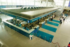 Passkontrolle am internationalen Flughafen in Vietnam lizenzfreie stockfotos Passkontrolle am internationalen Flughafen in Vietnam lizenzfreie stockfotos