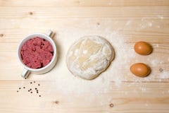 Pasta casalinga, carne pronta, uova, farina su un fondo di legno Prodotti per la cottura degli gnocchi, gnocchi con carne Casa immagini stock Pasta casalinga, carne pronta, uova, farina su un fondo di legno Prodotti per la cottura degli gnocchi, gnocchi con carne Casa immagini stock