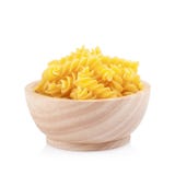 Pasta in ciotola di legno, su fondo bianco immagini stock libere da diritti Pasta in ciotola di legno, su fondo bianco immagini stock libere da diritti