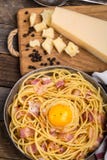 Pasta con bacon, l'uovo ed il formaggio immagine stock Pasta con bacon, l'uovo ed il formaggio immagine stock