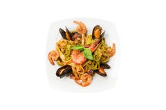 Pasta con le cozze, gamberetto, salsa al pomodoro, basilico, piatto bianco dei frutti di mare del cheeseon del parmigiano Spaghet fotografia stock libera da diritti Pasta con le cozze, gamberetto, salsa al pomodoro, basilico, piatto bianco dei frutti di mare del cheeseon del parmigiano Spaghet fotografia stock libera da diritti