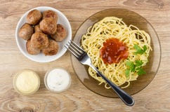 Pasta con salsa ketchup e prezzemolo, polpette in piatto, salsa Fotografia Stock Libera da Diritti Pasta con salsa ketchup e prezzemolo, polpette in piatto, salsa Fotografia Stock Libera da Diritti