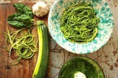 Pasta cruda con il pesto degli spinaci e dello zucchini con aglio fotografia stock libera da diritti Pasta cruda con il pesto degli spinaci e dello zucchini con aglio fotografia stock libera da diritti